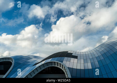 Il tetto in vetro della salvia concert hall che riflette le nuvole in un cielo blu, Gateshead, Tyne and Wear, Inghilterra Foto Stock