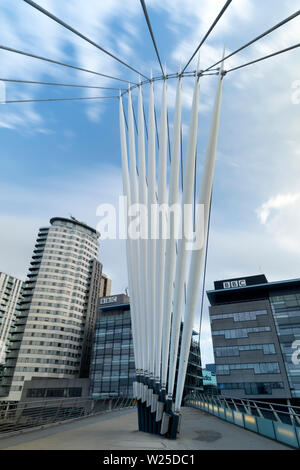 Il Media City passerella oltre il Manchester Ship Canal che conduce a MediaCityUK, Manchester, Inghilterra Foto Stock