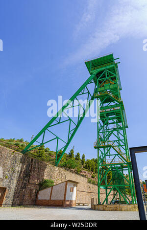 Torre verde di un pozzo di estrazione di una miniera di sale o di cloruro di potassio in disuso. Foto Stock