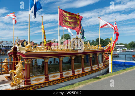 Vincenzo. Regina della chiatta, ormeggiato sulle rive del fiume Tamigi durante Henley Royal Regatta (2019), a Henley-on-Thames, England, Regno Unito Foto Stock