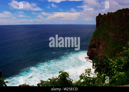 Schiuma bianca da Wave Crush con scogliere sul mare Foto Stock