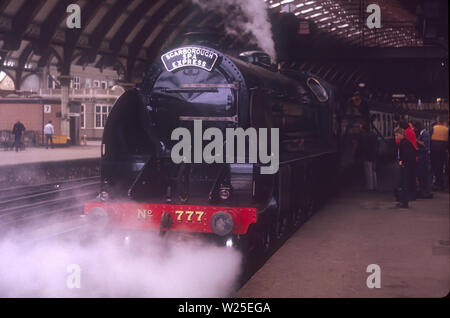 Scarborough spa express treno trainato da ex Ferrovia Meridionale King Arthur locomotiva classe Sir Lamiel attende di partenza presso la stazione ferroviaria di York Foto Stock