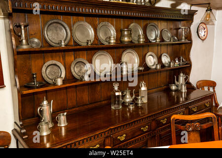 Regno Unito, Cumbria, York, Caultey, Cross Keys, 1732 Temperanza Inn interno, sala da pranzo, peltro piastre sul comò Foto Stock