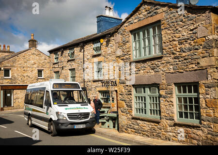 Regno Unito, Cumbria, York, Main Street, imbarco passeggeri Western Dales Società autobus pubblici S3 service per Hawes fuori Dalesman Pub Foto Stock