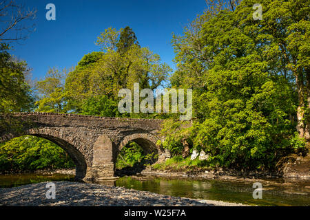 Regno Unito, Cumbria, York, Millthrop. Il vecchio ponte di pietra sul fiume Rawthey Foto Stock