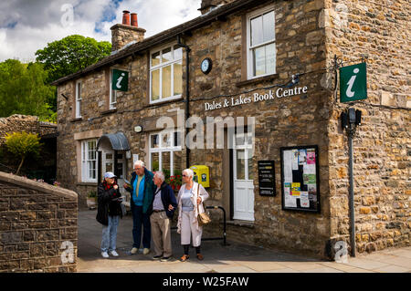 Regno Unito, Cumbria, York, Main Street, senior visitatori sul viaggio in pullman a Dales & Laghi Book Centre e il Centro di Informazioni Turistiche Foto Stock