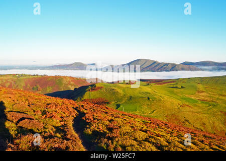 Vista su un campo da golf in Shropshire Hills dalla lunga Mynd, con le nuvole nella valle. Sopra le nuvole. Regno Unito Foto Stock