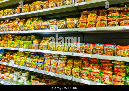 Solo prodotti asiatici nel supermercato 'Go Asia', zuppe istantanee, Dresda, Germania supermercati scaffali Foto Stock