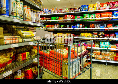 Asian supermercato 'Go Asia' scaffali del supermercato, Dresda, Germania Foto Stock