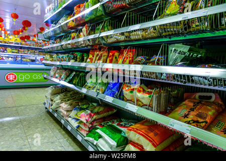 Asian supermercato 'Go Asia' scaffali del supermercato, rack con riso, Dresda, Germania Foto Stock