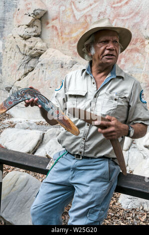 Fred Conway, un anziano aborigeno che funge da ranger/guida per il Parco Nazionale delle Gole di Carnarvon nelle Highlands centrali del Queensland in Australi Foto Stock