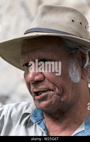 Fred Conway, un aborigeno sambuco che agisce come un ranger / Guida per il Carnarvon Gorge National Park negli altipiani centrali del Queensland in Australi Foto Stock