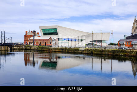 Liverpool Merseyside Regno Unito - Museo di Liverpool con immaginare la pace mostra di John e Yoko Foto Stock