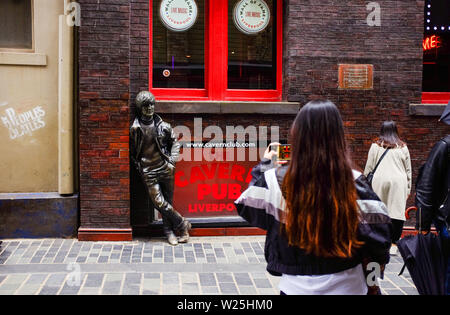 Liverpool Merseyside Regno Unito - i turisti di scattare fotografie di John Lennon statua in Mathew Street al di fuori della caverna pub Foto Stock