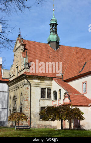 Minoritica monastero con la Chiesa del Corpus Christi, Český Krumlov, Repubblica Ceca, Europa Foto Stock