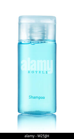 Vista frontale del piccolo hotel di plastica bottiglia di shampoo isolato su bianco Foto Stock