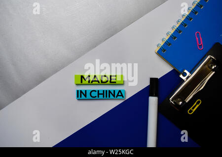 Fabbricato in Cina il testo su foglietti adesivi con colore office desk concept Foto Stock