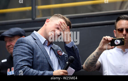 Pic mostra: Tommy Robinson lasciando Old Bailey dopo la sua convinzione oggi venerdì e parlando con la sua folla di tifosi 5.7.19 Ex-English Difesa Foto Stock