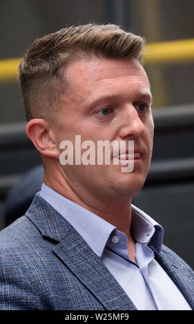 Pic mostra: Tommy Robinson lasciando Old Bailey dopo la sua convinzione oggi venerdì e parlando con la sua folla di tifosi 5.7.19 Ex-English Difesa Foto Stock