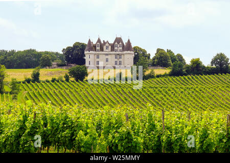 Chateau de Monbazillac domina la valle della Dordogna, Nouvelle-Aquitaine, Francia. Foto Stock