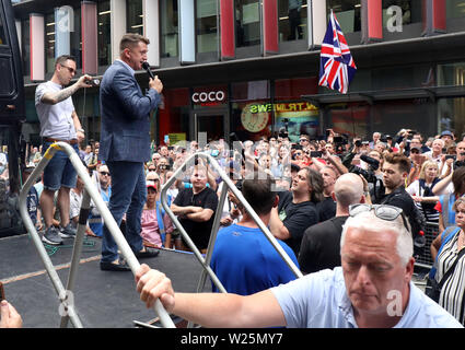 Pic mostra: Tommy Robinson lasciando Old Bailey dopo la sua convinzione oggi venerdì e parlando con la sua folla di tifosi 5.7.19 Ex-English Difesa Foto Stock