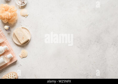 Accessori per il bagno in pietra bianca di sfondo, vista dall'alto, copia dello spazio. Daily bodycare concetto, organici prodotti da bagno. Foto Stock