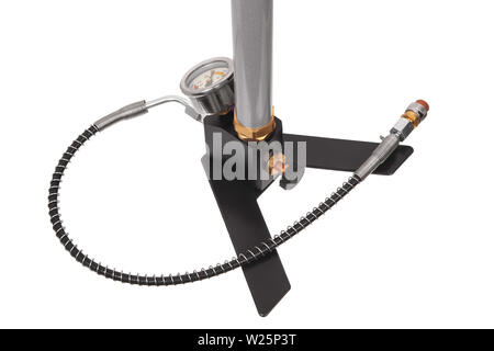 Manuale della pompa aria con barometro isolati su sfondo bianco. Pompa da bicicletta. Pompa aria per bicicletta isolato sul retro bianco. Foto Stock
