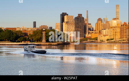 Il sole è appena sorto edifici di balneazione in luce lungo la East River a Manhattan Foto Stock