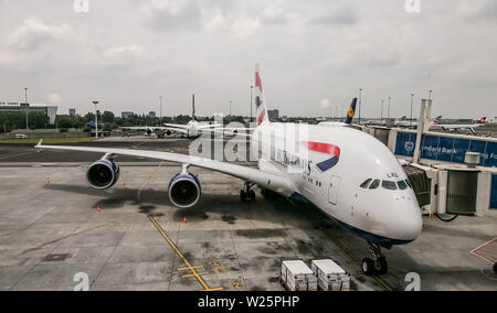 Johannesburg, Sud Africa - 06 Febbraio 2014: Airbus A380 seduto su asfalto a o Tambo aeroporto di Johannesburg, Sud Africa Foto Stock