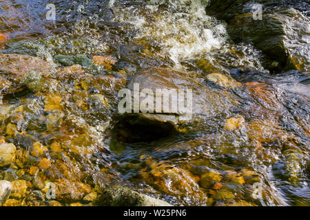 Primo piano di acqua di fiume che scorre sulle pietre. River Ericht, Perthshire, Scotland, Regno Unito Foto Stock