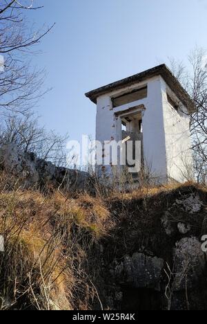 Il confine italo-sloveno è stata teatro di sanguinose battaglie durante la prima guerra mondiale. Essa era parte della cortina di ferro durante la Guerra fredda. Su quel confine la circolazione è stato gratuito per 20 anni. Ora il ministro degli interni italiano Matteo Salvini e il Presidente della Regione Friuli Venezia Giulia Massimiliano Fedriga vuole costruire un muro su quel confine per contrastare l'arrivo di migranti sulla rotta dei Balcani. Il Carso di Trieste, il confine italo-sloveno dove Salvini vuole costruire il muro. Una sentry-box della ex Iugoslavia eredità della guerra fredda. Foto Stock