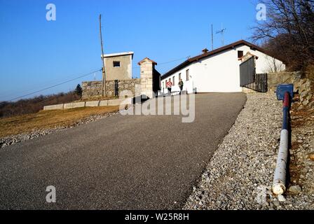 Il confine italo-sloveno è stata teatro di sanguinose battaglie durante la prima guerra mondiale. Essa era parte della cortina di ferro durante la Guerra fredda. Su quel confine la circolazione è stato gratuito per 20 anni. Ora il ministro degli interni italiano Matteo Salvini e il Presidente della Regione Friuli Venezia Giulia Massimiliano Fedriga vuole costruire un muro su quel confine per contrastare l'arrivo di migranti sulla rotta dei Balcani. Il Carso di Trieste, il confine italo-sloveno dove Salvini vuole costruire il muro. Il valico di frontiera sul Monte Sabotino è oggi una gostilna (inglese: ristorante frequentato da italiani e Foto Stock