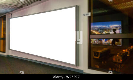 Bianco tabellone vuoto con copia spazio per il testo del messaggio o contenuto, pubblicità mock up banner in aeroporto, public information board con grande w Foto Stock