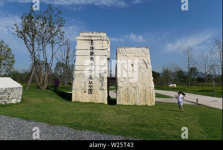 Hangzhou. 1 Ott 2018. Foto scattata il 1 ottobre, 2018 mostra la lapide presso l'entrata di Liangzhu reliquia sito in Hangzhou, a est della capitale cinese della Provincia di Zhejiang. Della Cina di rovine archeologiche della città di Liangzhu il sabato è stato iscritto al Patrimonio Mondiale UNESCO come sito culturale, portando il numero totale del paese asiatico i siti in elenco per 55. Credito: Huang Zongzhi/Xinhua/Alamy Live News Foto Stock