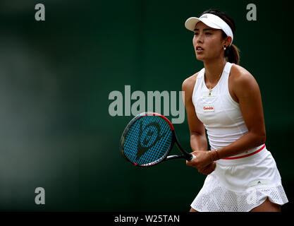 Qiang Wang durante la sua partita contro il Elise Mertens il giorno sei dei campionati di Wimbledon al All England Lawn Tennis e Croquet Club, Wimbledon. Foto Stock