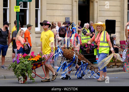 Thornbury, Sud Glos, England, Regno Unito, 6 luglio 2019. Il corteo è un molto amato in eventi della comunità e uno dei punti salienti sociale di Thornbury calendario, disegno in oltre 8.000 visitatori. La sfilata ha iniziato a 11 am e spostata lungo Castle Street prima di muoversi sul campo di gioco. Il tema di quest anno è lo sport per tutti. Credito: Signor Standfast/Alamy Live News Foto Stock