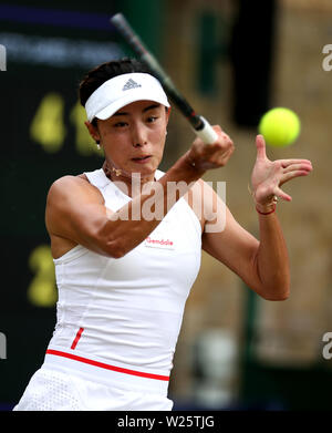 Qiang Wang durante la sua partita contro il Elise Mertens il giorno sei dei campionati di Wimbledon al All England Lawn Tennis e Croquet Club, Wimbledon. Foto Stock