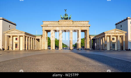 Panorama della Porta di Brandeburgo a Berlino al mattino presto Foto Stock