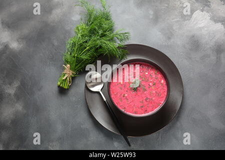 Tradizionale bielorusso, lettone, lituano, polacco, russo e ucraino a freddo di barbabietole zuppa cremosa con il cetriolo, Rafano, patate e uova . Foto Stock