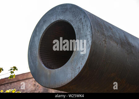 Il muso di un vecchio cannone di artiglieria di grosso calibro. Foto Stock