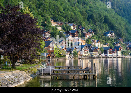 La mattina presto in un antica città austriaca sulla riva di un lago alpino tra le montagne. Foto Stock