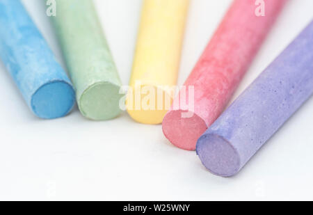 Una chiusura di alcuni colori pastelli chalk in vari colori. Foto Stock