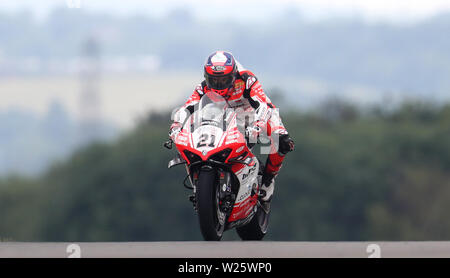 Michael Ruben Rinaldi in azione durante il giorno della gara uno del British Grand Prix del Motul FIM Superbike World Championship sul circuito di Donington Park. Foto Stock