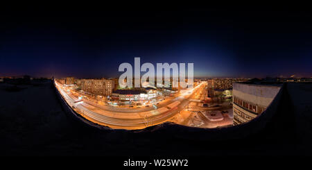 TULA, RUSSIA - Febbraio 08, 2012: Città notte invernale completa del tetto panorama sferica in proiezione equirettangolare 360 da 180 gradi Foto Stock