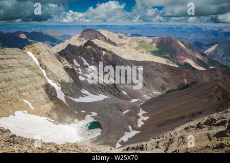 Foto aerea di splendide colline rocciose e montagne con mozzafiato nuvole grigie Foto Stock