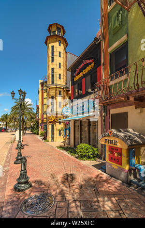 Idrante di fuoco nel mercato di Okinawa centro commerciale del villaggio americano di Chatan città dove il mare di distorsione, Rovere moda e deposito isola mare Foto Stock