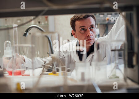 Scienziato in una analisi di laboratorio laboratorio analisi, dna, bio, microbiologia Foto Stock