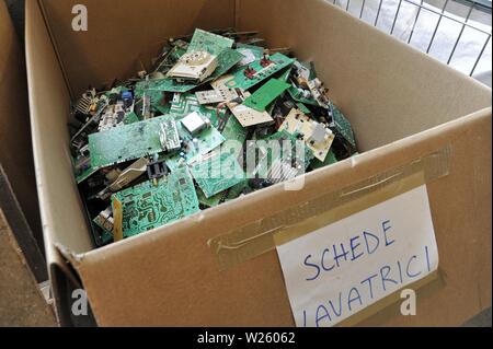 Impianto per il trattamento e la valorizzazione dei rifiuti di apparecchiature elettriche ed elettroniche (RAEE) istituito dall'A2una società all'interno del carcere di Bollate (MILANO, Italia) Foto Stock