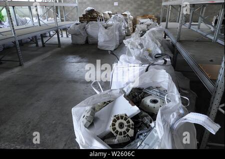 Impianto per il trattamento e la valorizzazione dei rifiuti di apparecchiature elettriche ed elettroniche (RAEE) istituito dall'A2una società all'interno del carcere di Bollate (MILANO, Italia) Foto Stock