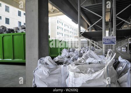 Impianto per il trattamento e la valorizzazione dei rifiuti di apparecchiature elettriche ed elettroniche (RAEE) istituito dall'A2una società all'interno del carcere di Bollate (MILANO, Italia) Foto Stock